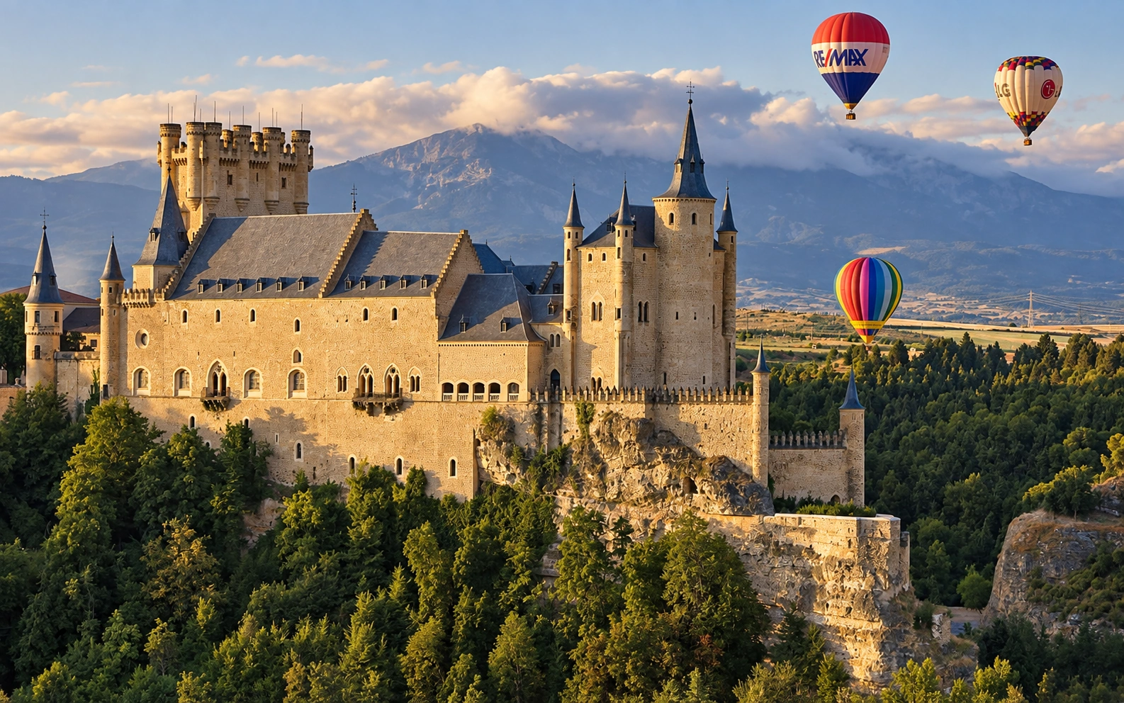 Alcázar de Segovia con globos aerostáticos sobrevolándolo