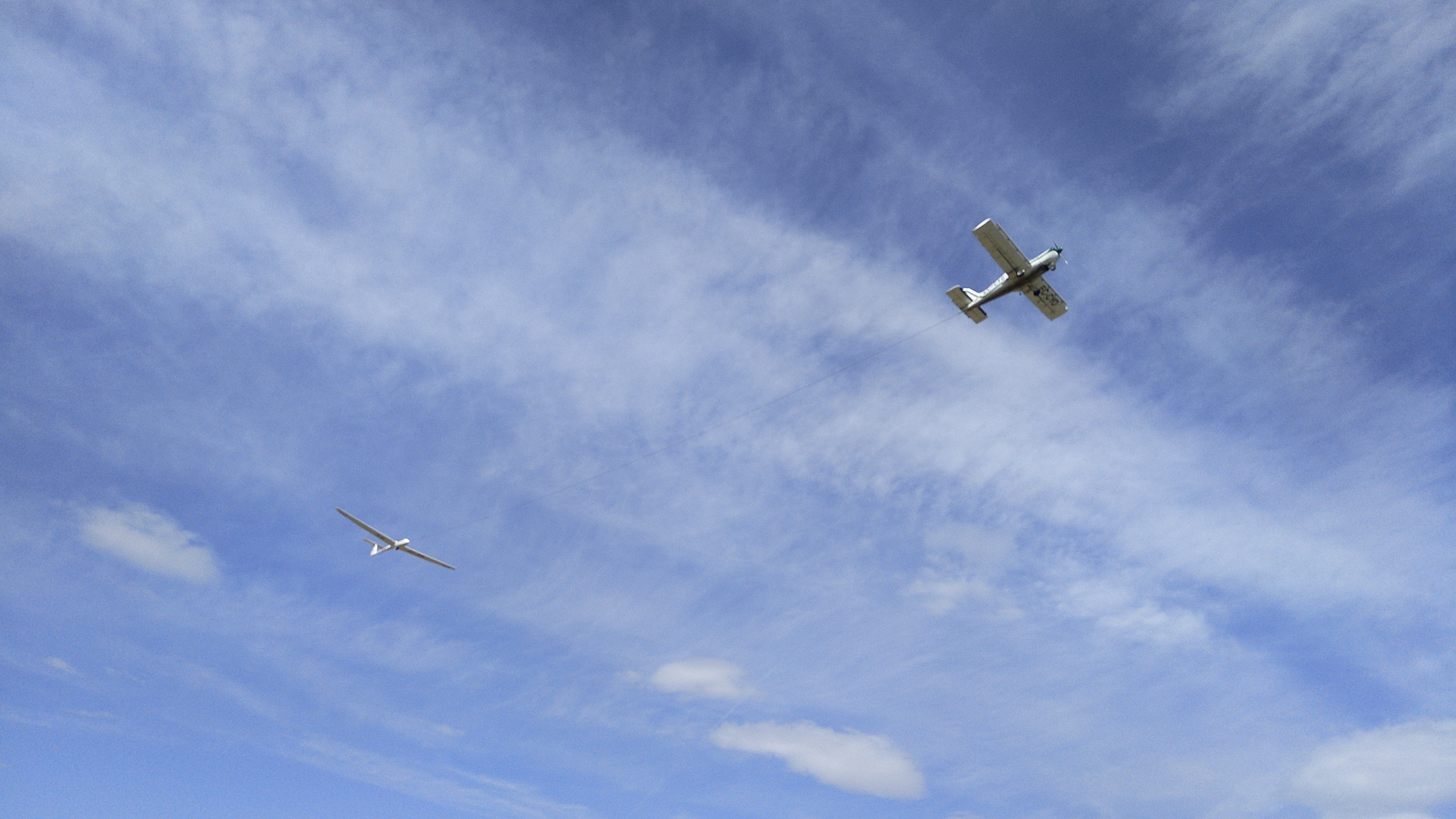 Avioneta remolcando un velero en el cielo azul de Fuentemilanos