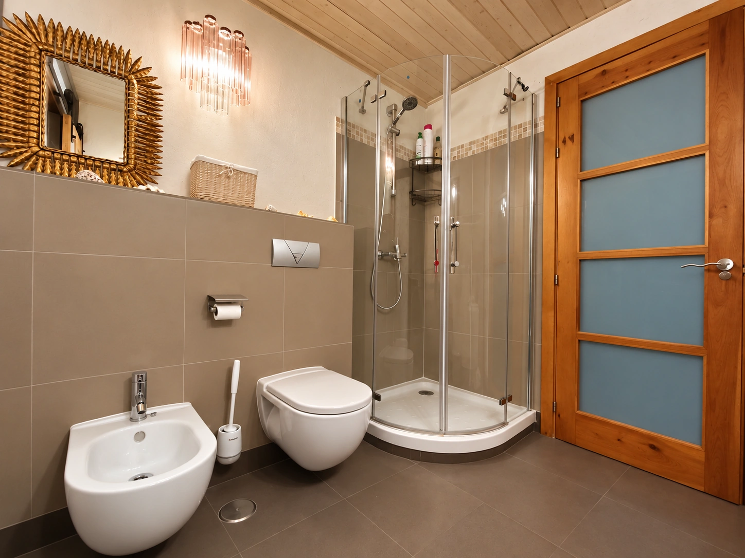 Baño moderno con ducha de esquina y espejo de rayos dorados