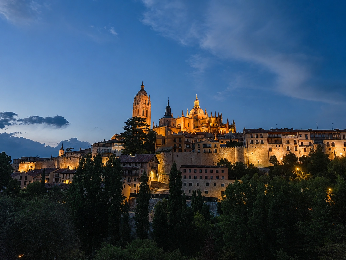Catedral de Segovia iluminada al atardecer sobre el casco histórico