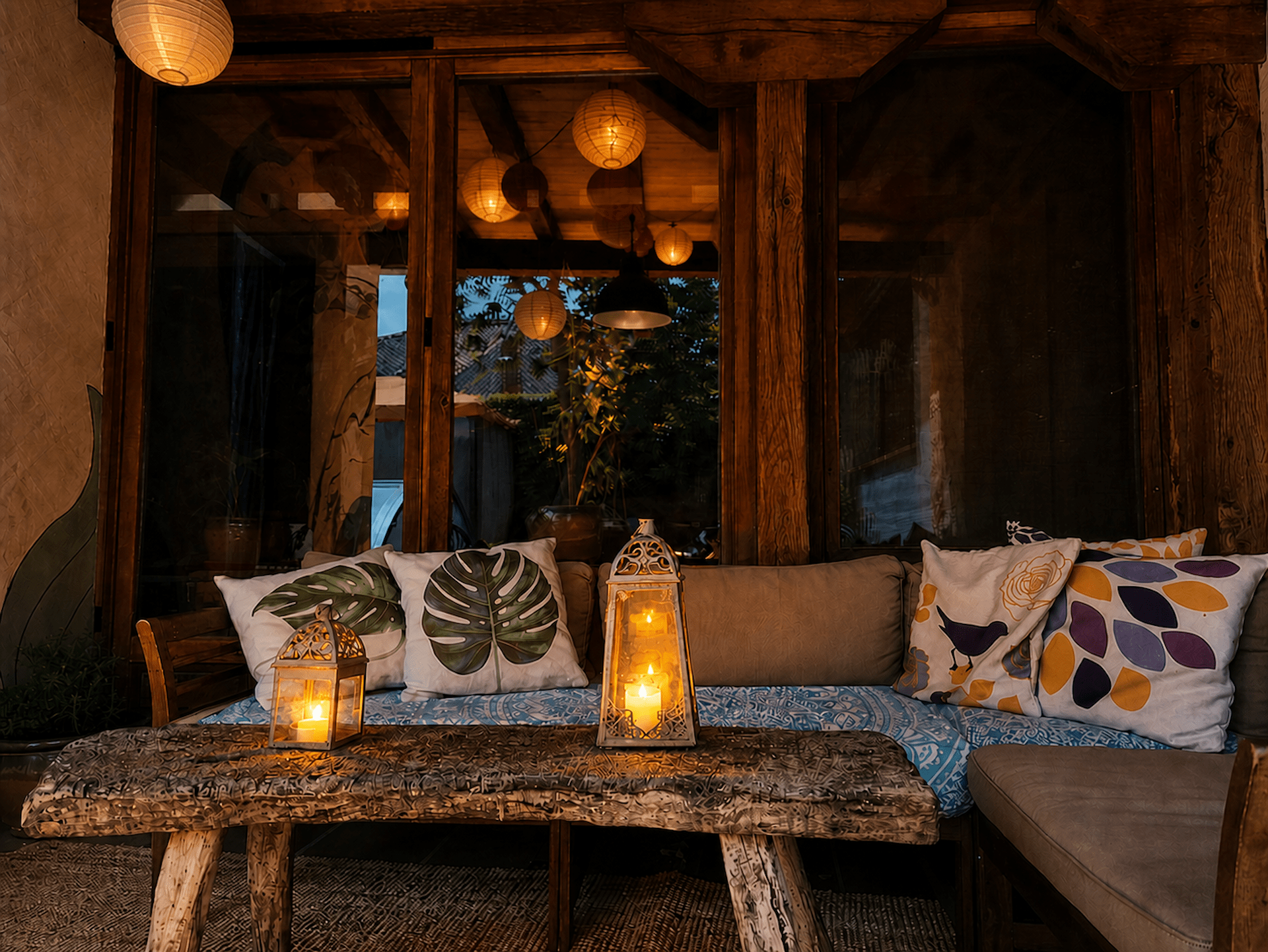 Chill out iluminado con faroles y velas por la noche en Viento de Ladera