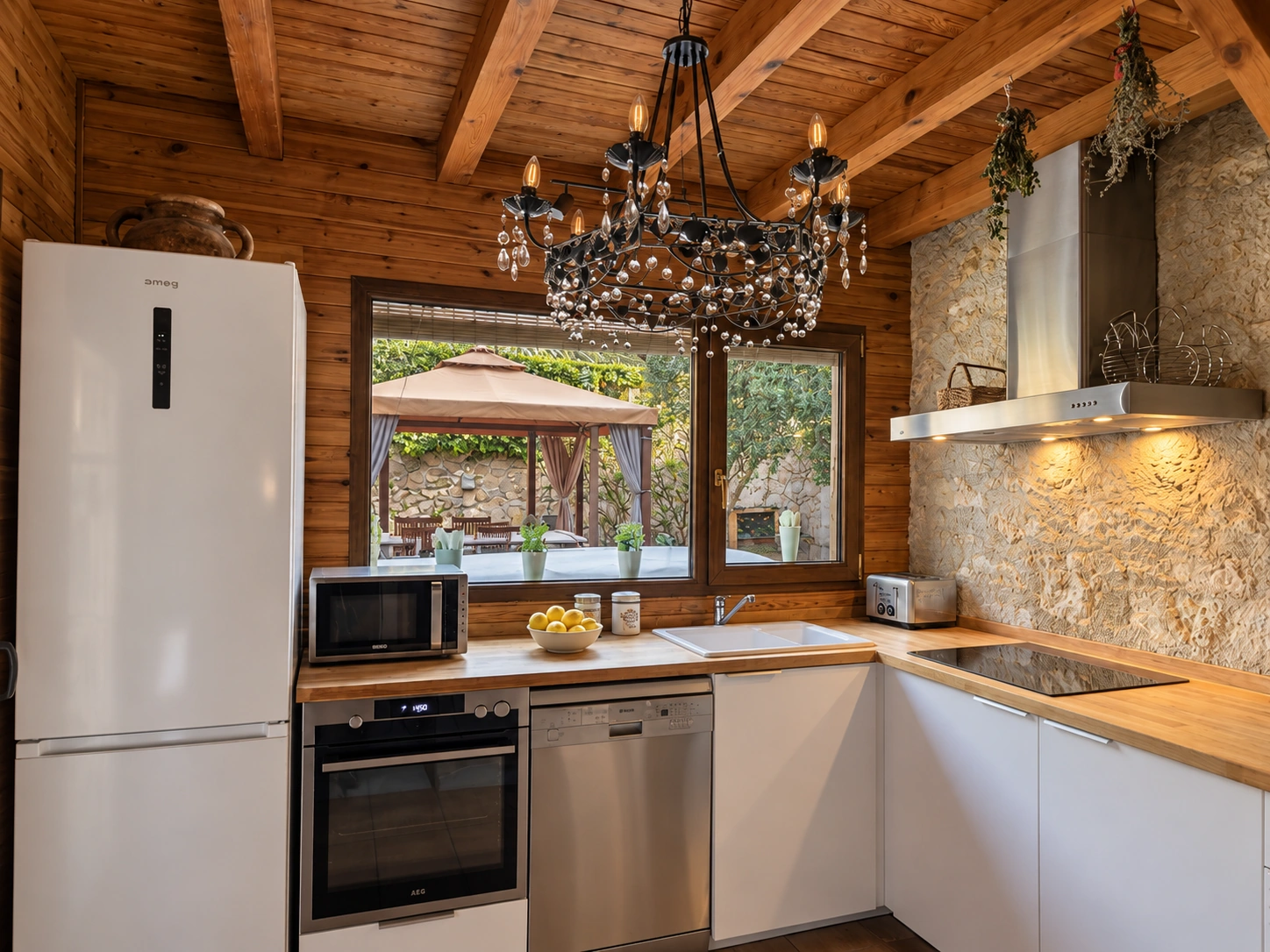 Cocina completamente equipada con vigas de madera en la casa rural Viento de Ladera