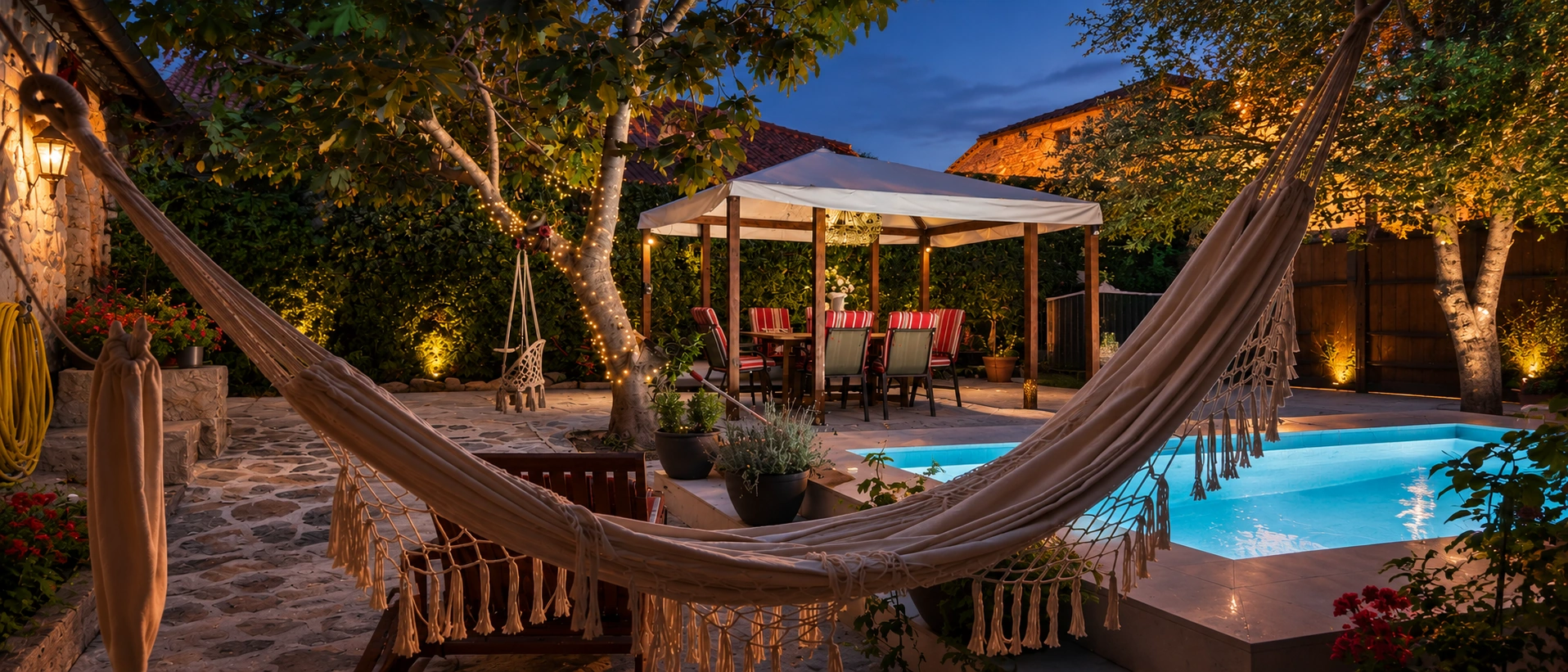Jardín nocturno con hamaca, pérgola iluminada y piscina en la casa rural Viento de Ladera