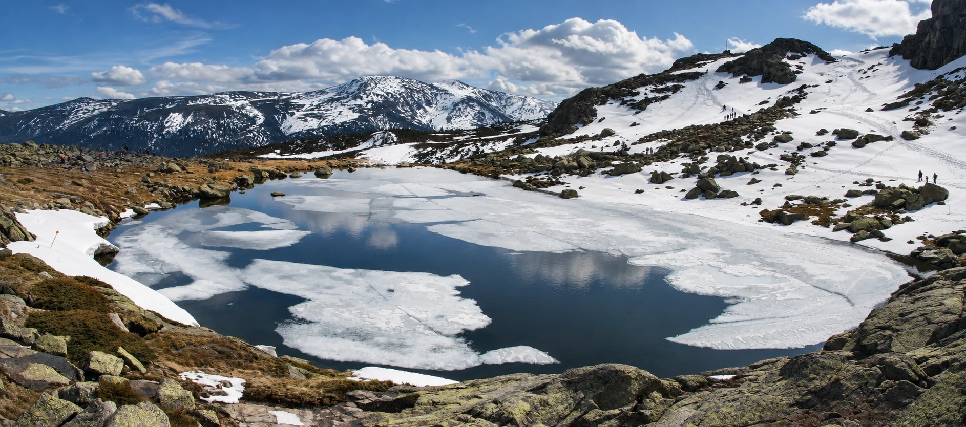Laguna glaciar con nieve en el Parque Nacional de la Sierra de Guadarrama
