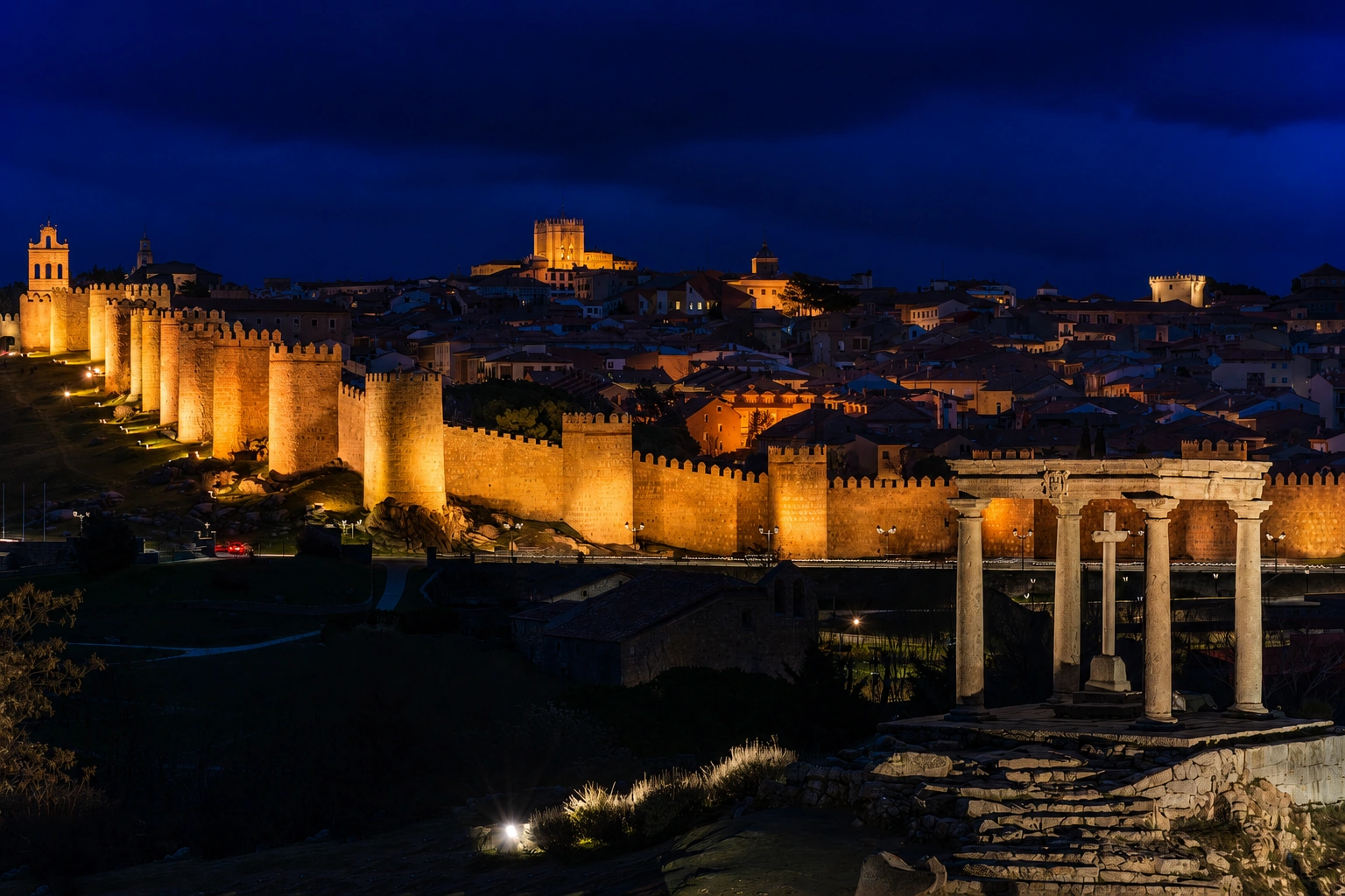 Muralla medieval de Ávila iluminada por la noche