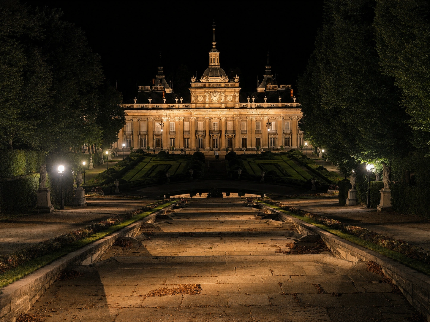 Palacio Real de La Granja de San Ildefonso iluminado de noche