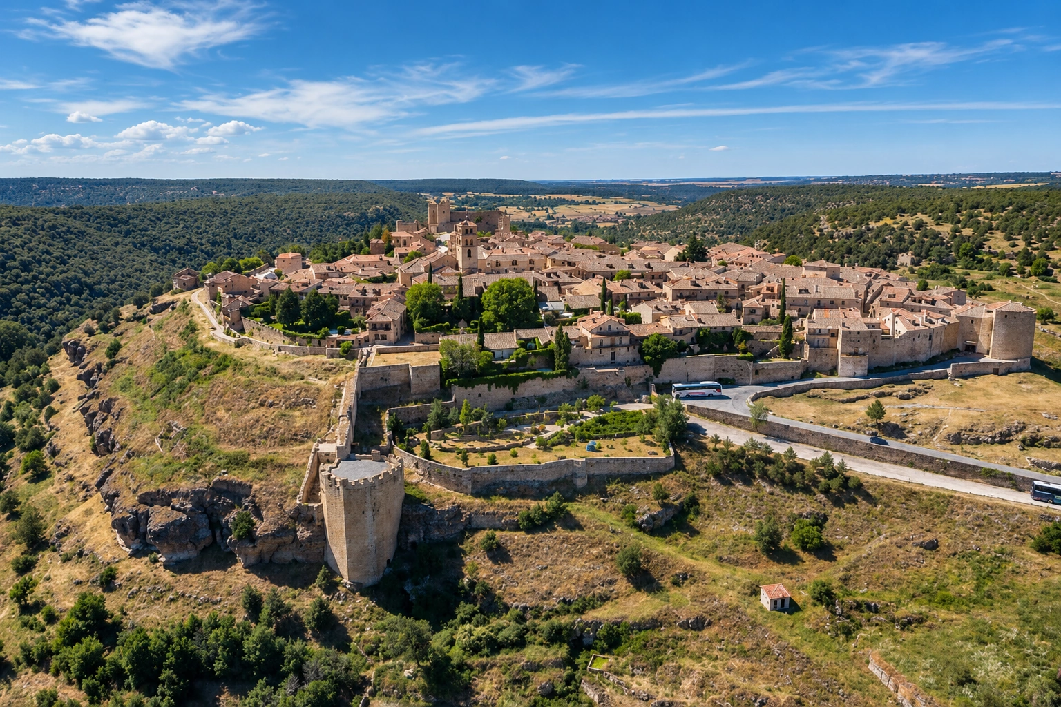 Vista aérea de Pedraza, villa medieval amurallada de Segovia