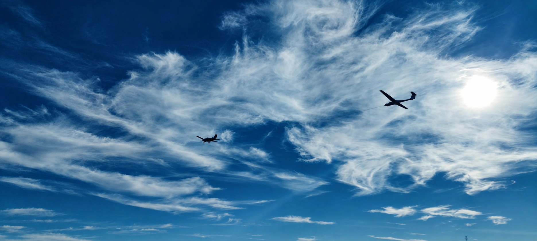 Dos veleros planeando en el cielo sobre el aeródromo de Fuentemilanos